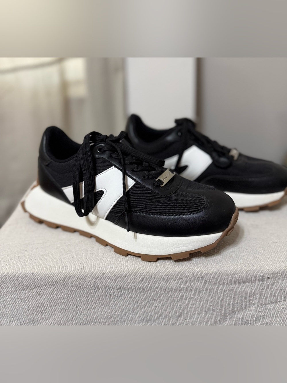 Women's Black & White Fashion Runner Sneakers